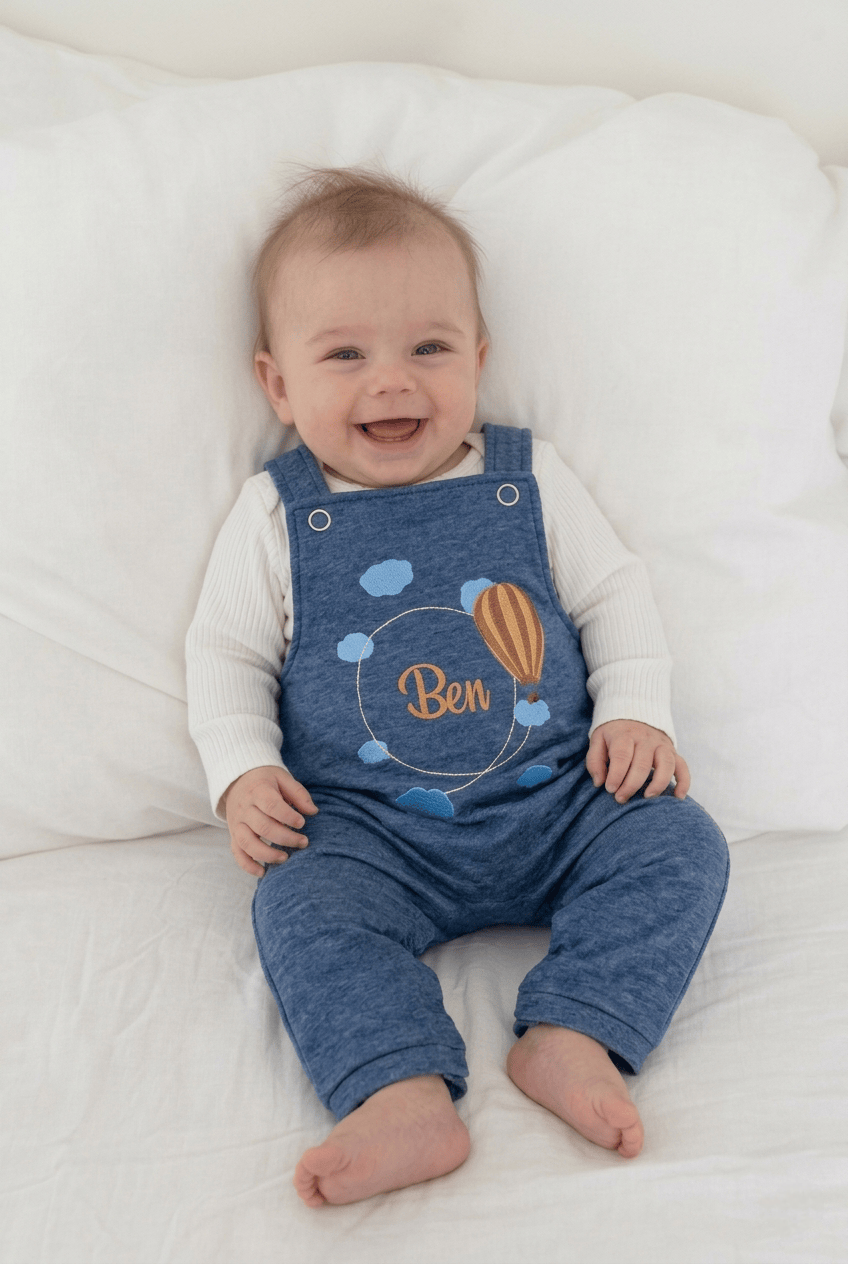 Personalisierte Latzhose für Babys und Kinder, handgefertigt aus Deutschland. 