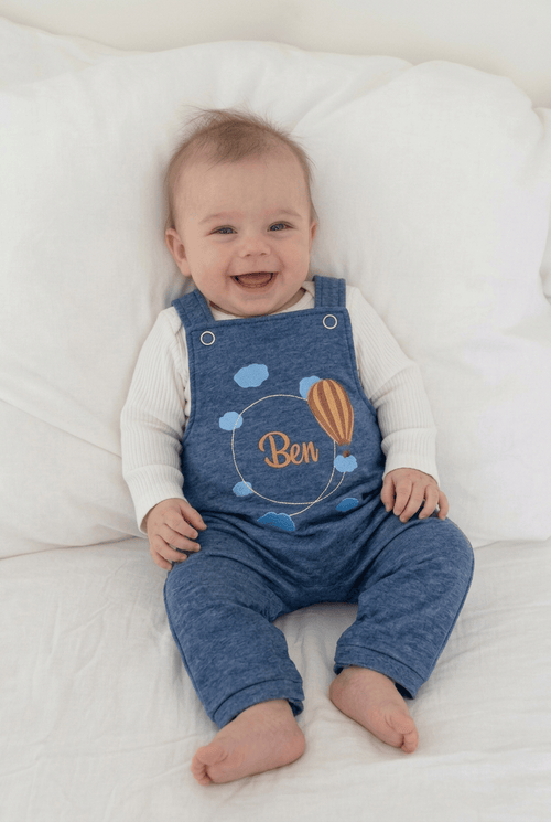 Personalisierte Latzhose für Babys und Kinder, handgefertigt aus Deutschland. 