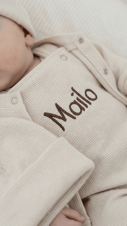 Besticktes Baby Set aus Waffelstrick-Jersey, individuell personalisierbar. 