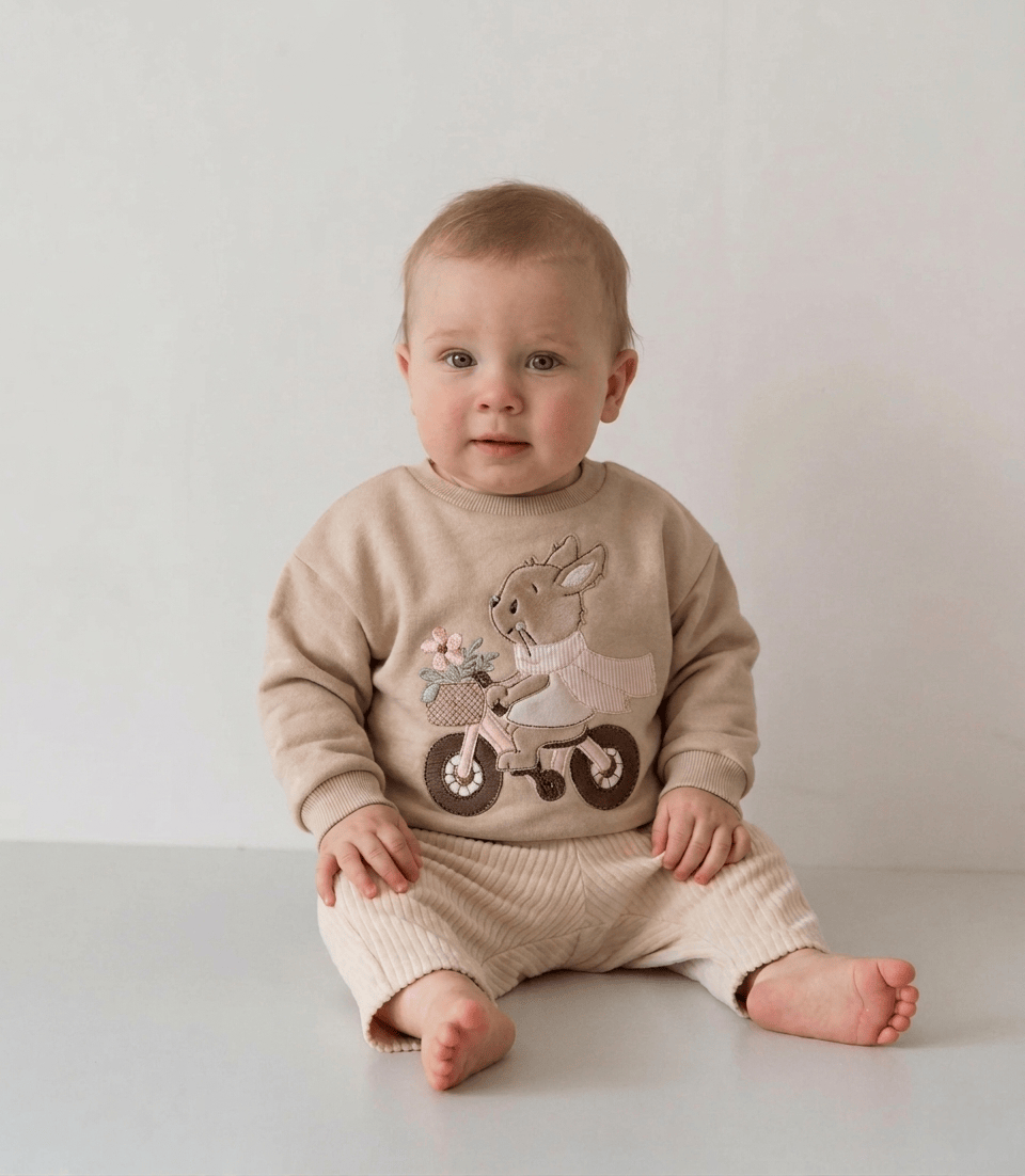 Handgemachter Pullover mit Häschen Applikation für kleine Jungs und Mädchen. Perfekt für das erste Osterfest.