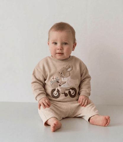 Handgemachter Pullover mit Häschen Applikation für kleine Jungs und Mädchen. Perfekt für das erste Osterfest.