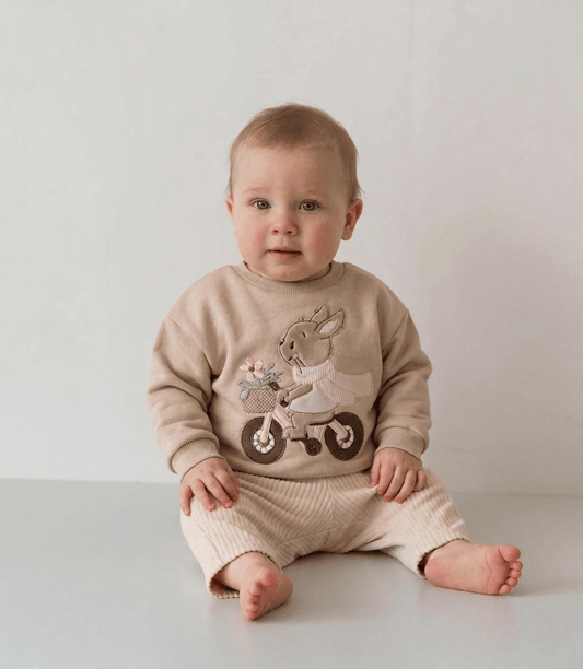 Handgemachter Pullover mit Häschen Applikation für kleine Jungs und Mädchen. Perfekt für das erste Osterfest.