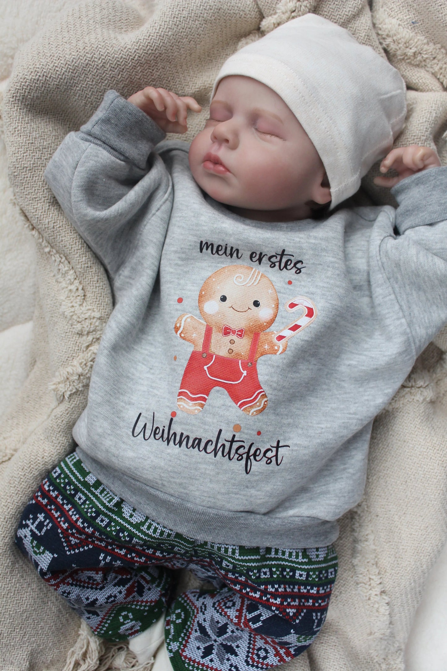 Weihnachtsoutfit für Babys und Kleinkinder. Das Set besteht aus einem oversized geschnittenen Sweater mit wunderschönem Lebkuchen Print und einer weihnachtlichen Hose. 