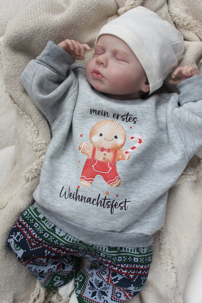 Weihnachtsoutfit für Babys und Kleinkinder. Das Set besteht aus einem oversized geschnittenen Sweater mit wunderschönem Lebkuchen Print und einer weihnachtlichen Hose. 