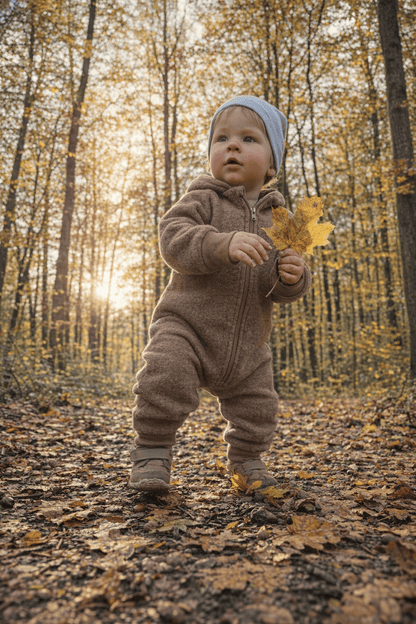 In Deutschland handgemachter Overall aus Walkloden in Beige mit Reißverschluss. 