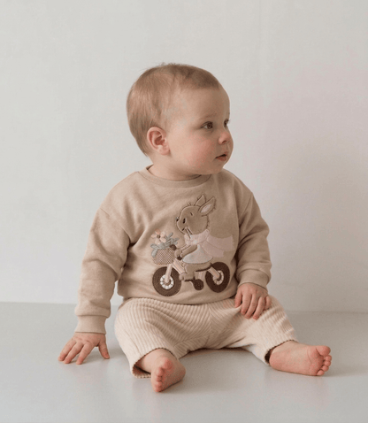 Handgemachter Pullover mit Häschen Applikation für kleine Jungs und Mädchen. Perfekt für das erste Osterfest.
