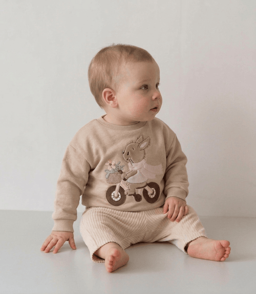 Handgemachter Pullover mit Häschen Applikation für kleine Jungs und Mädchen. Perfekt für das erste Osterfest.