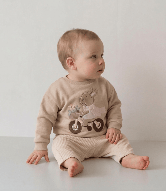 Handgemachter Pullover mit Häschen Applikation für kleine Jungs und Mädchen. Perfekt für das erste Osterfest.