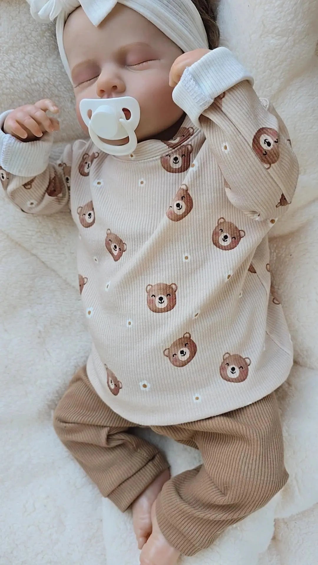 Baby trägt das Set Flower Bear – Bequemes, liebevoll gestaltetes Outfit für kleine Entdecker.