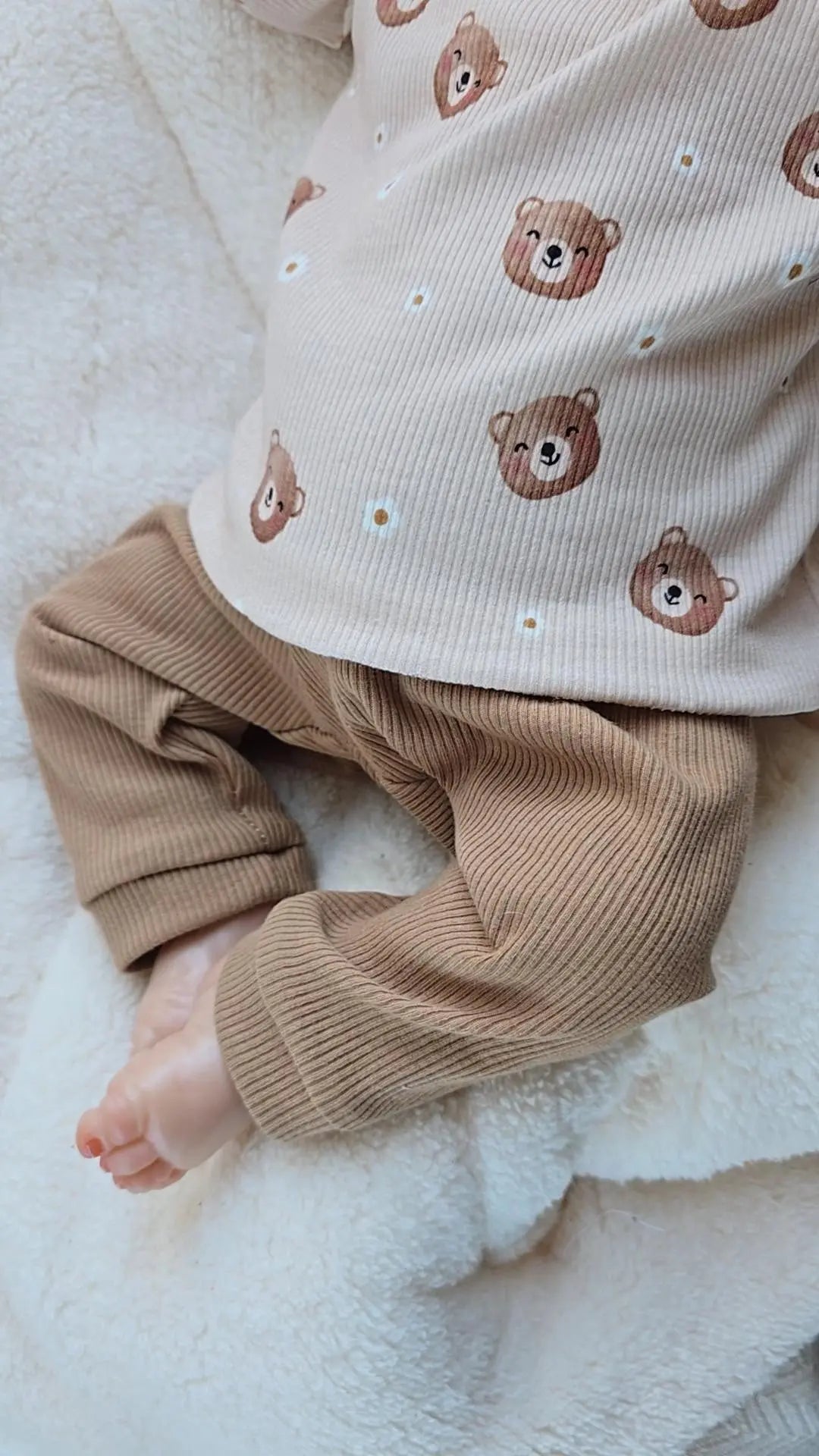 Baby-Set ‚Flower Bear‘ – Zweiteiliges Outfit für Neugeborene und Kleinkinder mit süßem Bären- und Blumenmotiv