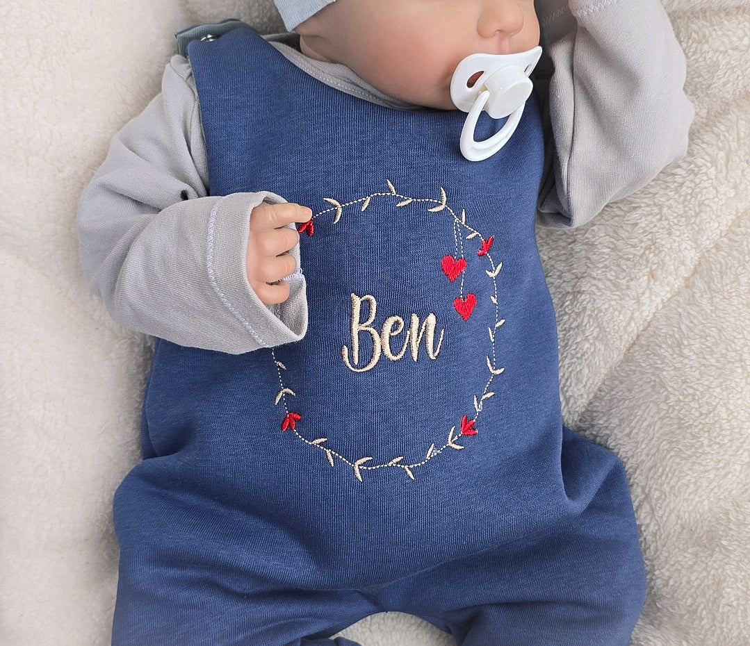 In Baynern angefertigter Strampler für Babys individuell personalisierbar. In vielen wunderschönen Farben erhältlich. 