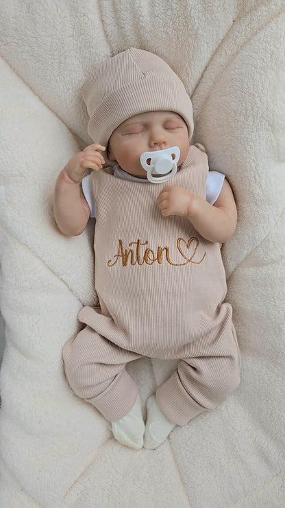 Handgemachter Strampler für Jungen und Mädchen aus Baumwolle. Der Strapler wird indivduell bestickt. 