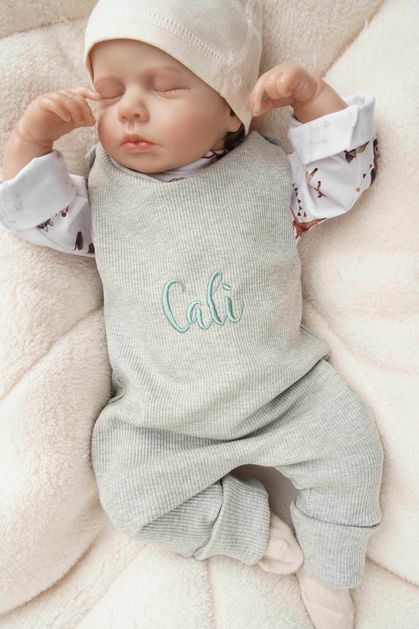 Bestickter Babystrampler in 12 wunderschönen Farben aus Rippjersey mit Namen betickbar. 