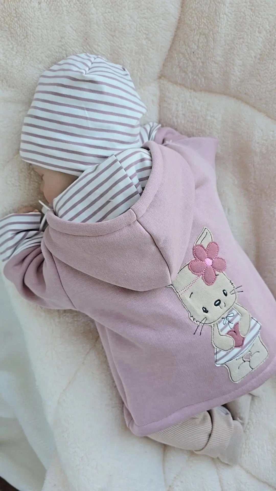 Übergangsjacke für Babys und Kinder aus Sweatstoff mit individueller Applikation und Reißverschluss in Rosa