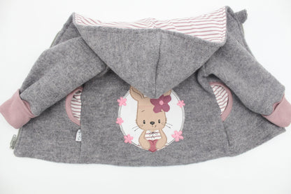 Handgefertigte Walkjacke in Altrosa für Babys mit individueller Applikation und Taschen