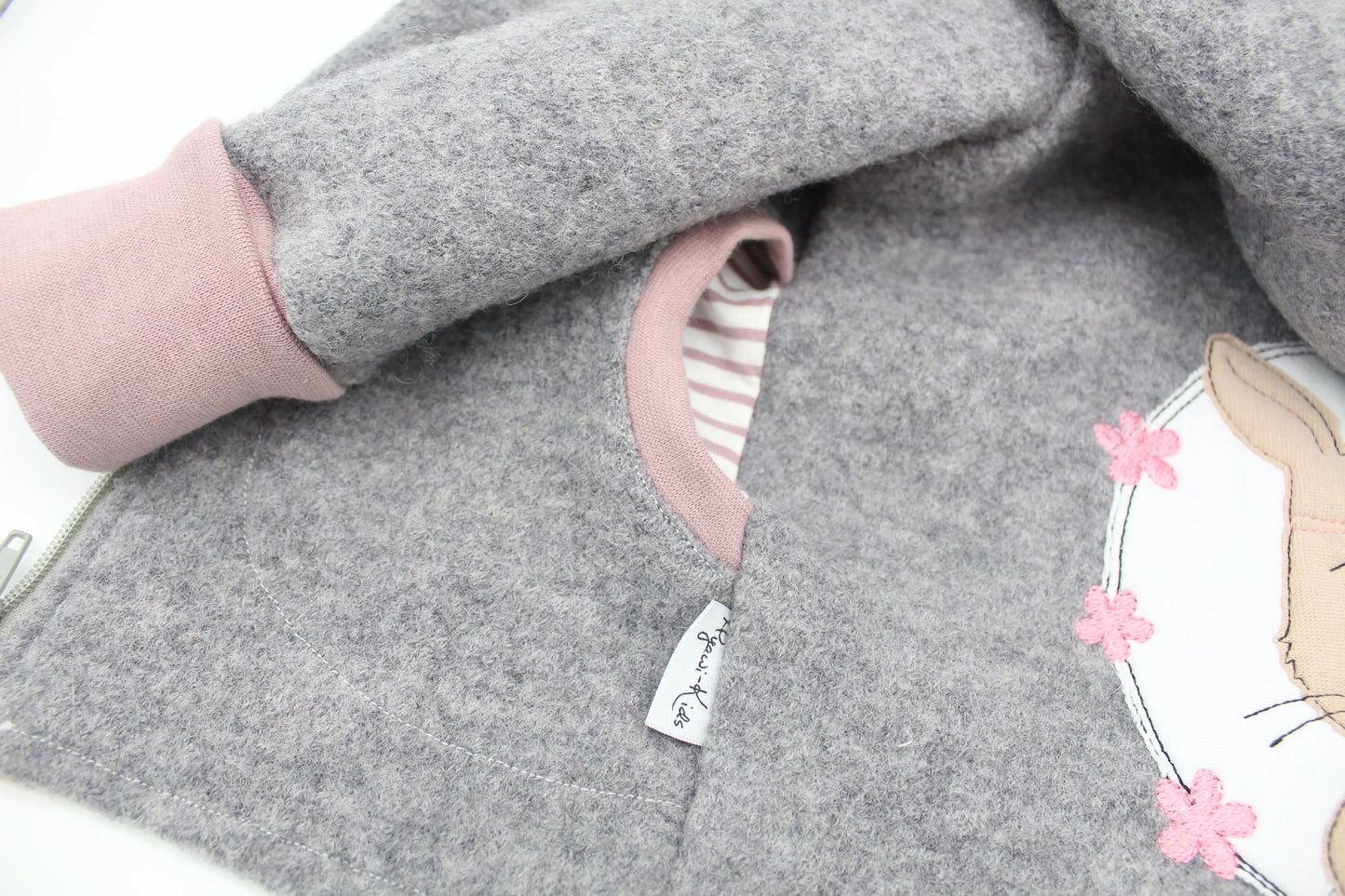 Handgefertigte Walkjacke in Altrosa für Babys mit individueller Applikation und Taschen