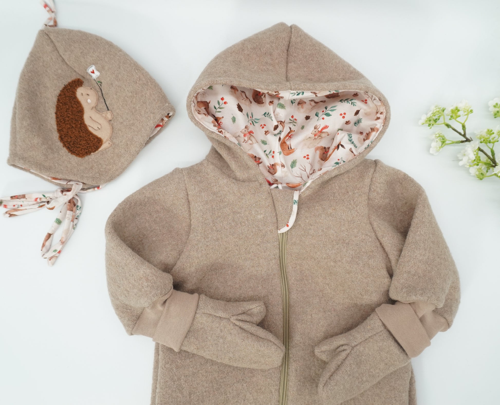 Komplettes Outdoor-Set bestehend aus Mütze, Handschuhen und Overall aus Walk. In Wunschfarbe und mit Wunschapplikation.