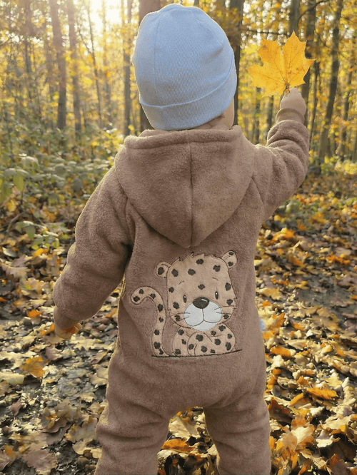 In Deutschland handgemachter Overall aus Walkloden in Beige mit Applikation. 