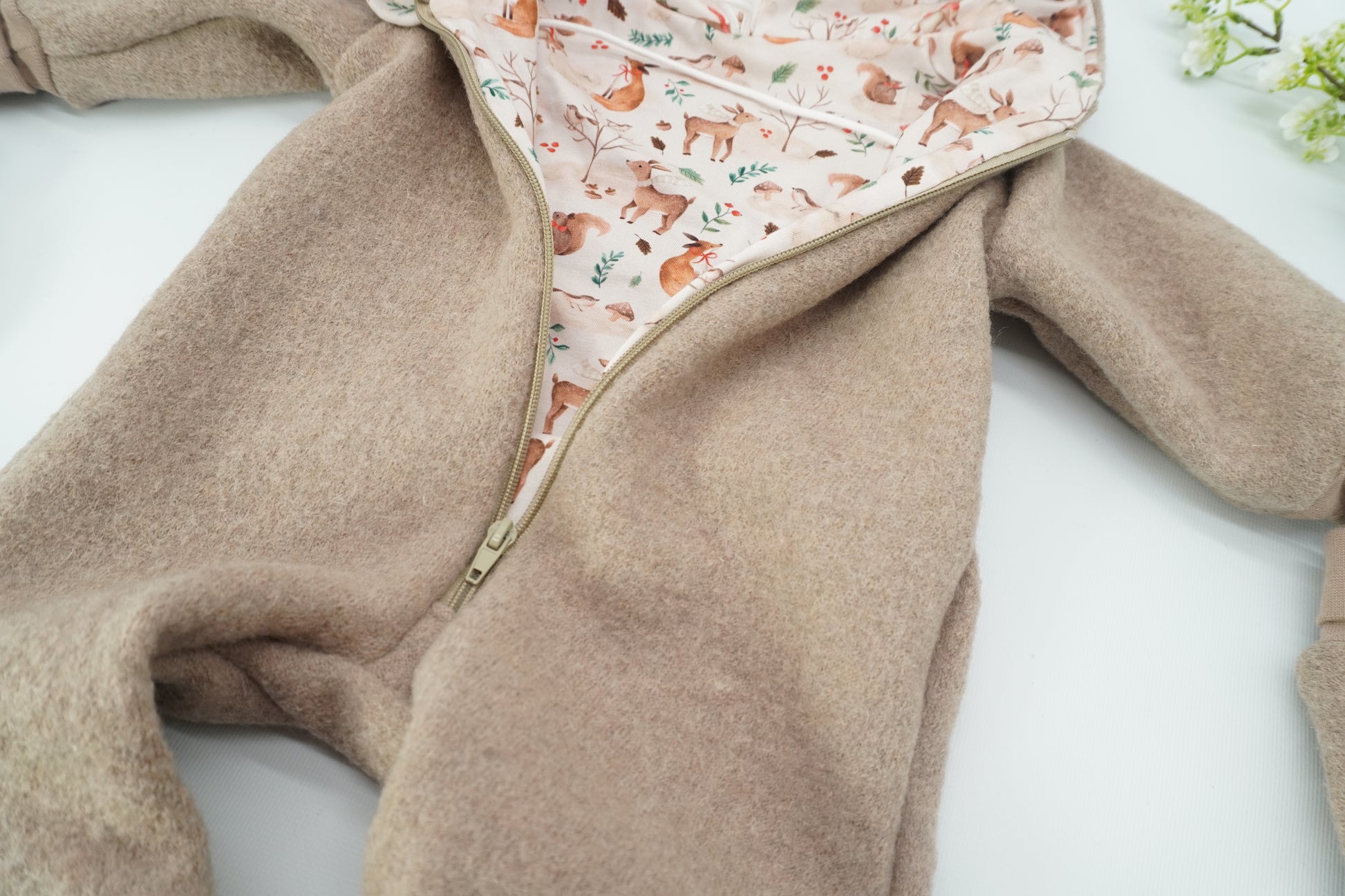 Komplettes Outdoor-Set bestehend aus Mütze, Handschuhen und Overall aus Walk. In Wunschfarbe und mit Wunschapplikation.