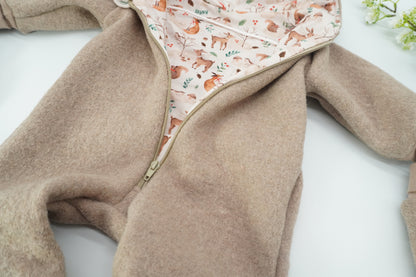 Komplettes Outdoor-Set bestehend aus Mütze, Handschuhen und Overall aus Walk. In Wunschfarbe und mit Wunschapplikation.