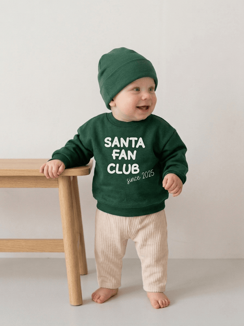 Baby und Kleinkinder Pullover Santa Fan Club, individuell Personalisierbar mit Jahreszahl. Perfektes Outfit für Weihnachten oder als Geschenk zum ersten Weihnachtsfest. Handgemacht in Deutschland
