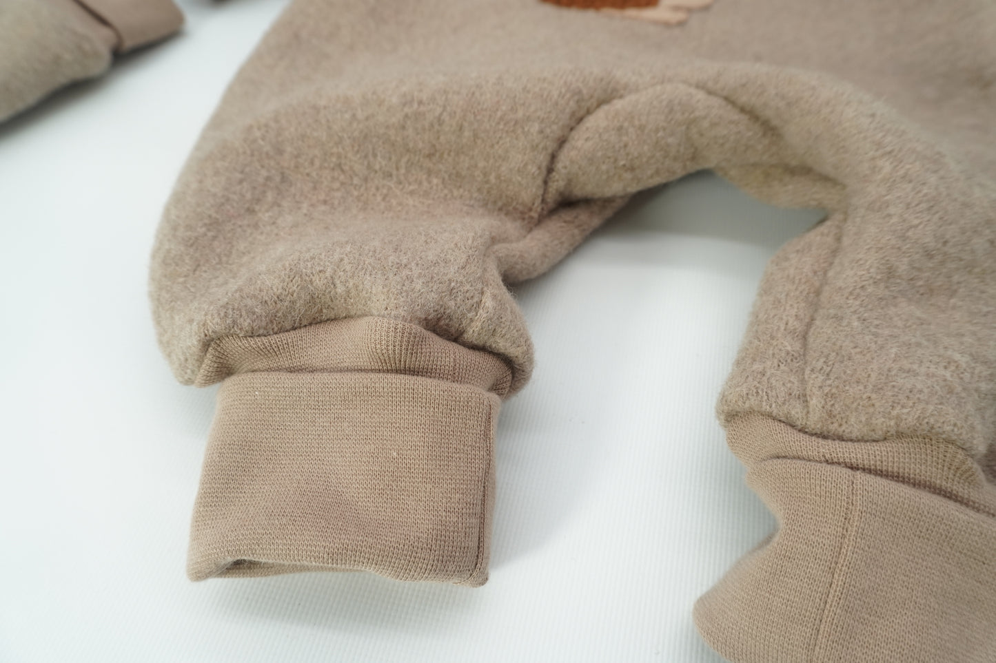 Komplettes Outdoor-Set bestehend aus Mütze, Handschuhen und Overall aus Walk. In Wunschfarbe und mit Wunschapplikation.