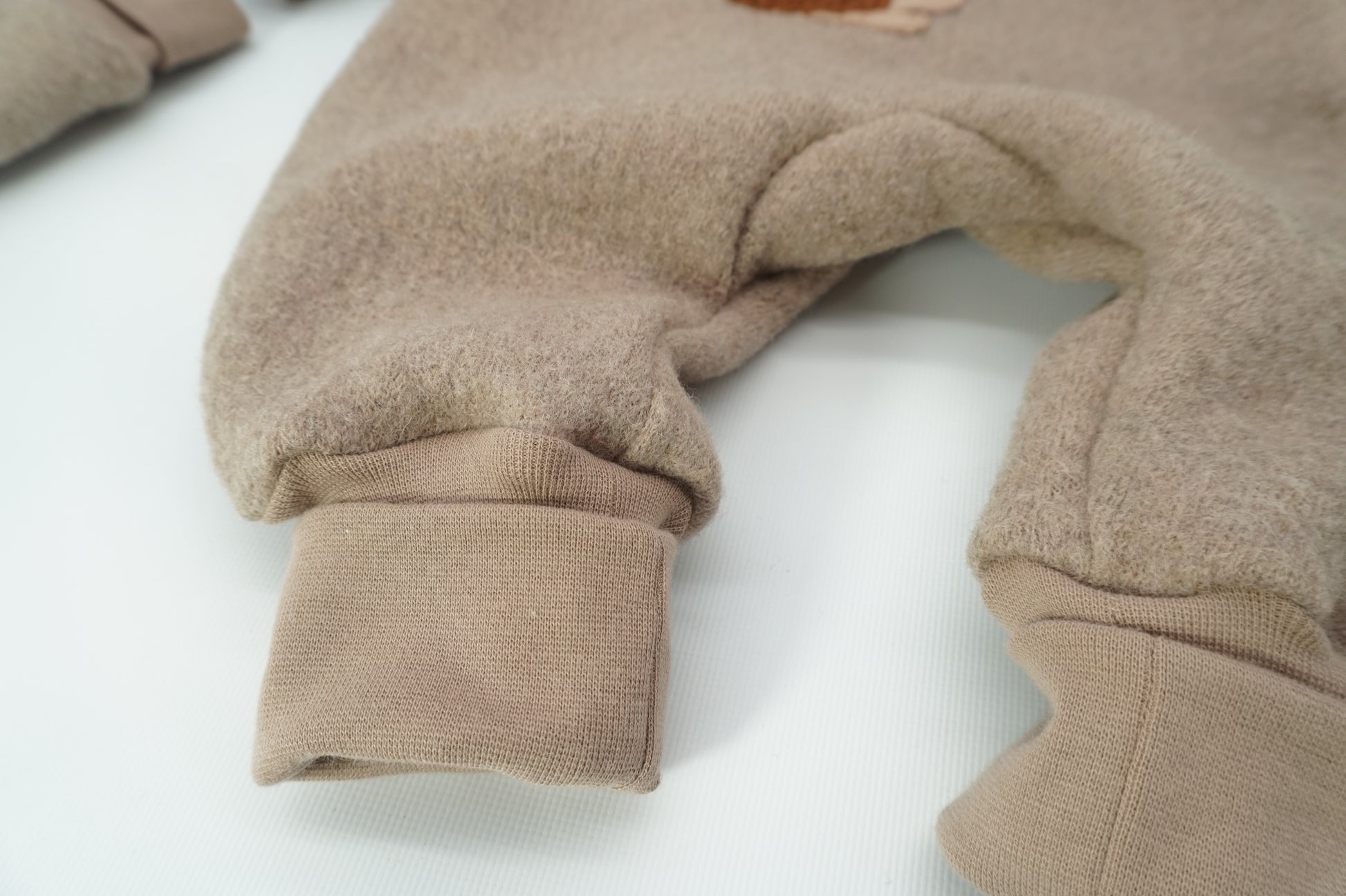 Komplettes Outdoor-Set bestehend aus Mütze, Handschuhen und Overall aus Walk. In Wunschfarbe und mit Wunschapplikation.