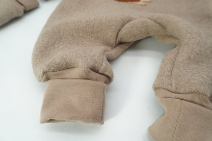 Komplettes Outdoor-Set bestehend aus Mütze, Handschuhen und Overall aus Walk. In Wunschfarbe und mit Wunschapplikation.