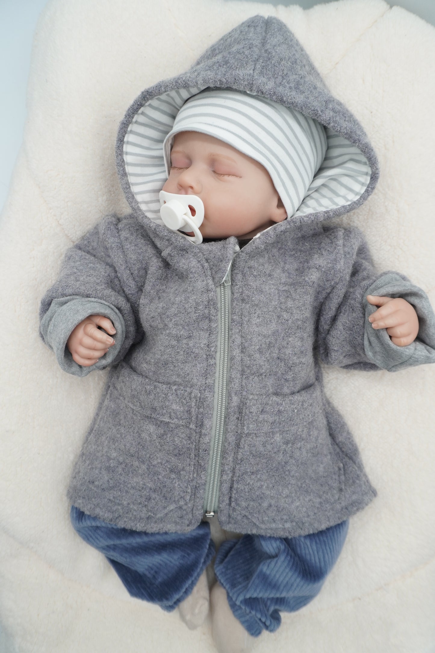 Handgemachte Wollwalk-Jacke für Babys in Größe 56 mit Kapuze, Taschen und Jerseyfutter nach Wahl.