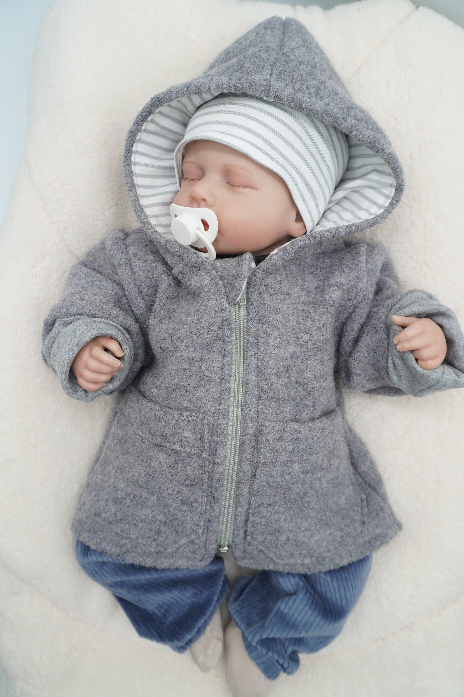Handgemachte Wollwalk-Jacke für Babys in Größe 56 mit Kapuze, Taschen und Jerseyfutter nach Wahl.