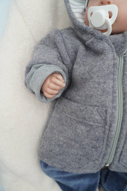 Nachhaltige Wollwalk Jacke für Mädchen in Rosa, gefüttert mit floralem Jersey, ideal für Herbst und Winter.