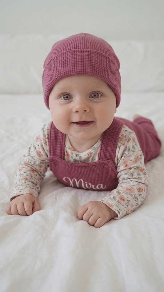 Baby Latzhose mit Namen | Waffelstrick Himbeere| Gr.44-98