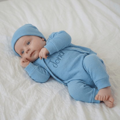 Dieses 3-teilige Baby Set aus Waffelstrick-Jersey in verschiedenen Blautönen, ist genau so ein Lieblingsstück: weich, liebevoll gefertigt und auf Wunsch ganz persönlich bestickt. Die Kombination aus Latzhose, passendem Baby Cardigan und einlagiger Mütze wirkt zeitlos, hochwertig und gleichzeitig wunderbar niedlich. 