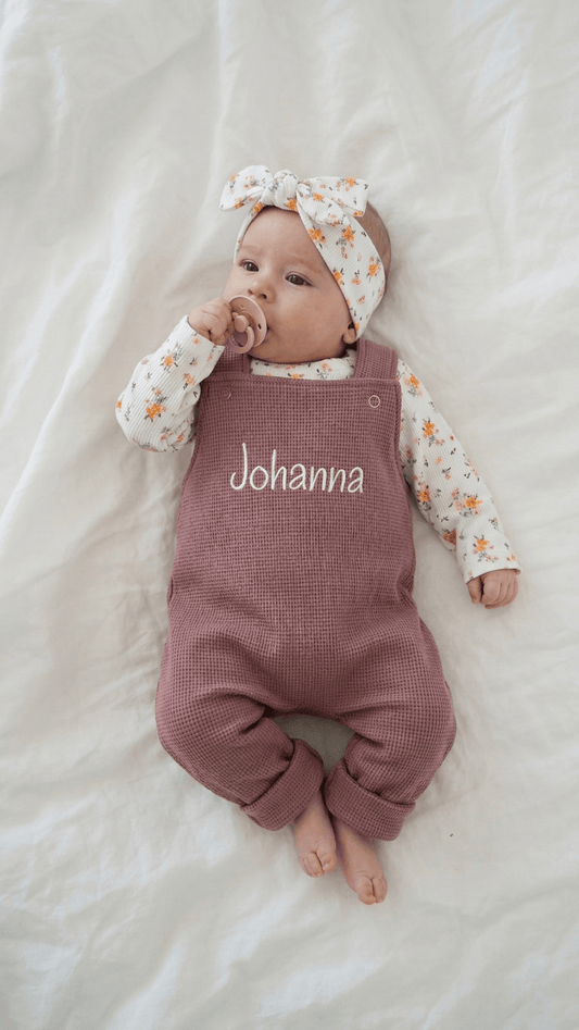 Baby latzhose mit namen, handgemacht in Deutschland. 