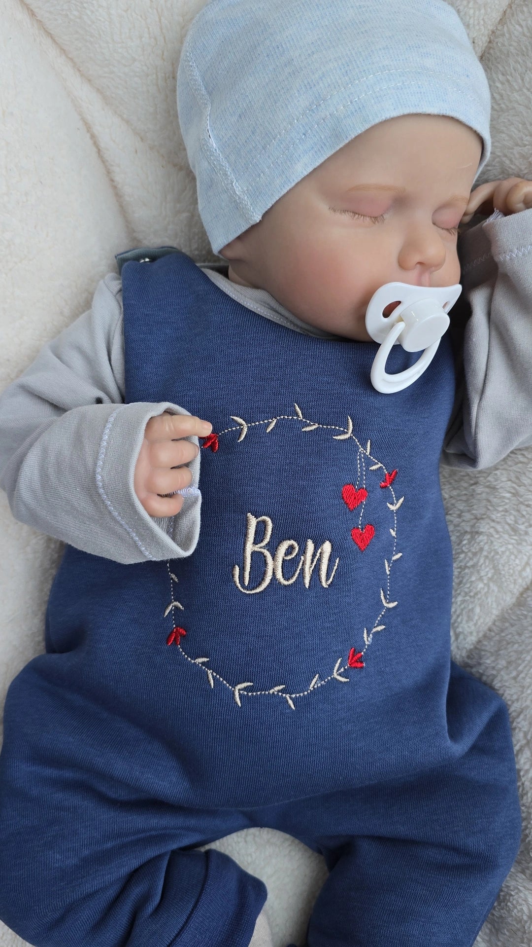 In Deutschland handgemachter Strampler für Babys individuell personalisierbar. In vielen wunderschönen Farben erhältlich. 