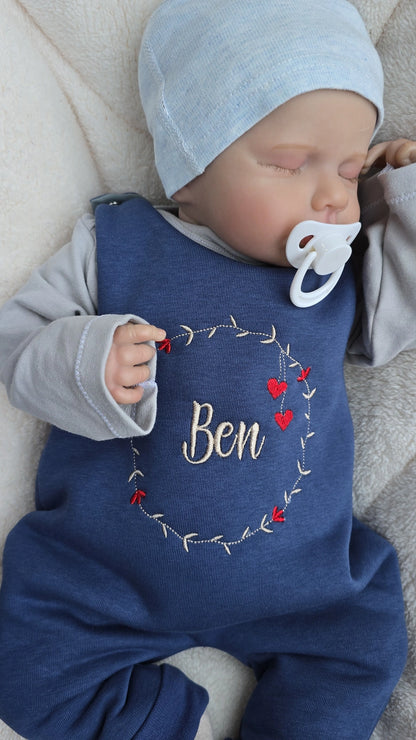 In Deutschland handgemachter Strampler für Babys individuell personalisierbar. In vielen wunderschönen Farben erhältlich. 