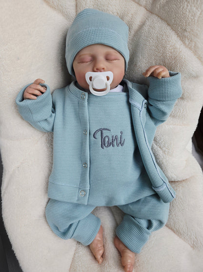 babyset bestehend aus latzhose und cardigan auf wunsch personalisierbar.