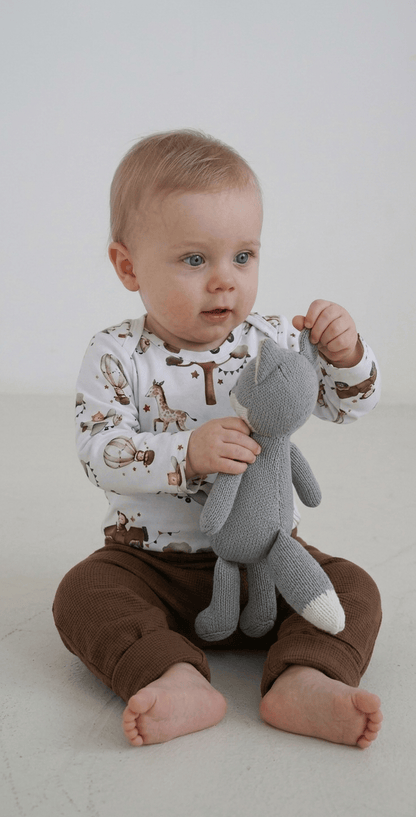Handgemachtes Set aus Latzhose und Shirt, individuell personalisierbar. Ideal als erstes Outfit zum Geburtstag. Angefertigt in Deutschland