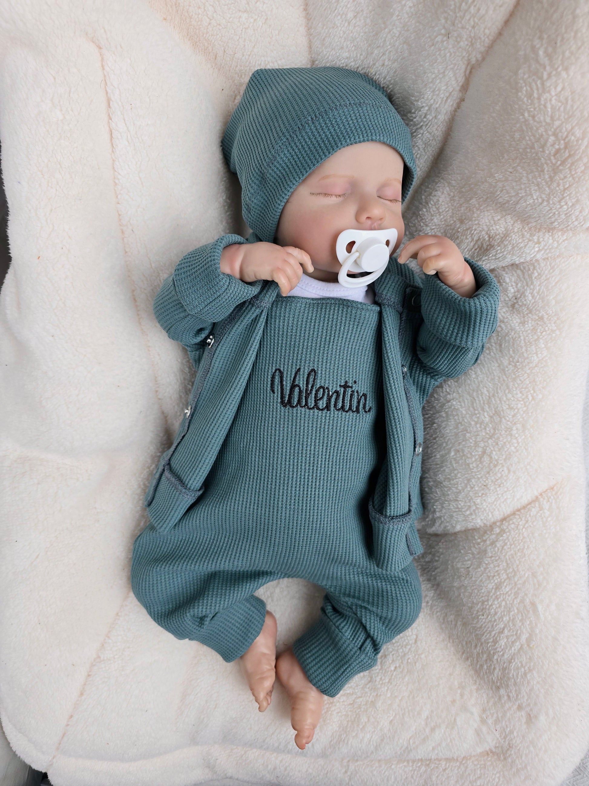 Handgemachtes Babyoutfit mit personalisierbarer Stickerei – für Mädchen und Jungen