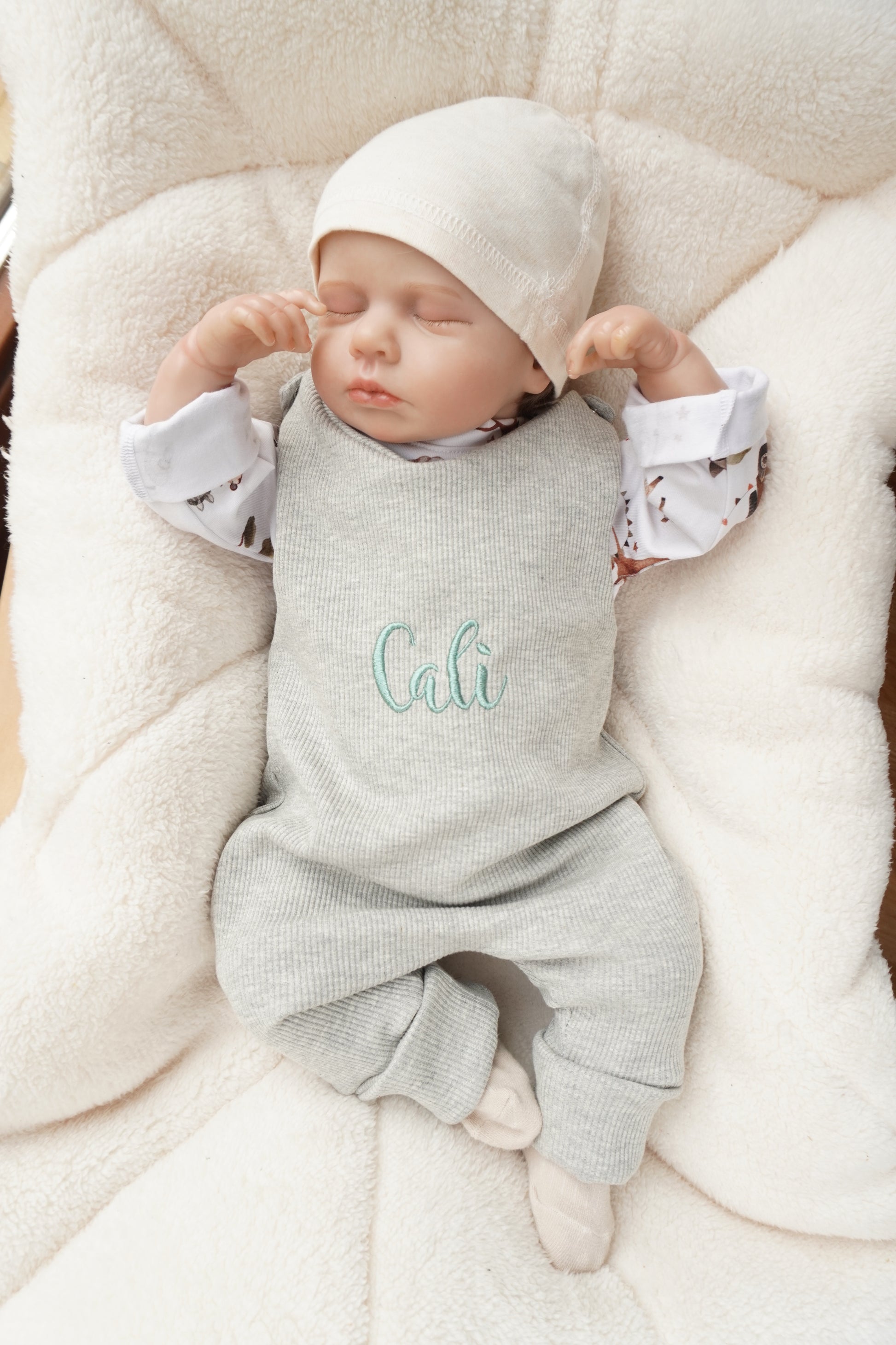 Bestickter Babystrampler in 12 wunderschönen Farben aus Rippjersey mit Namen betickbar. 