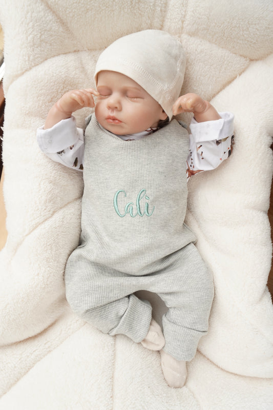 Bestickter Babystrampler in 12 wunderschönen Farben aus Rippjersey mit Namen betickbar. 