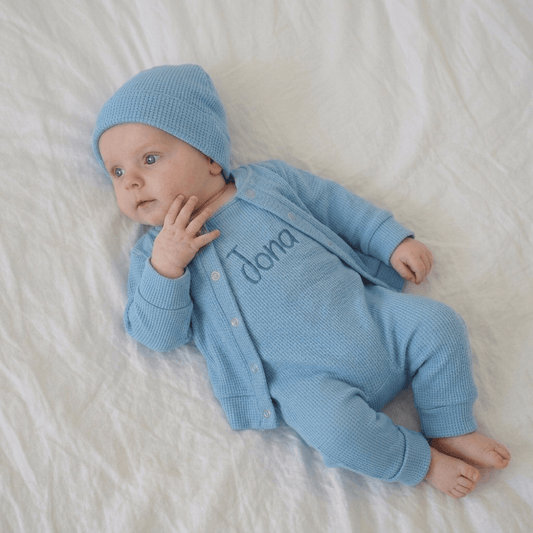 Dieses 3-teilige Baby Set aus Waffelstrick-Jersey in verschiedenen Blautönen, ist genau so ein Lieblingsstück: weich, liebevoll gefertigt und auf Wunsch ganz persönlich bestickt. Die Kombination aus Latzhose, passendem Baby Cardigan und einlagiger Mütze wirkt zeitlos, hochwertig und gleichzeitig wunderbar niedlich. 