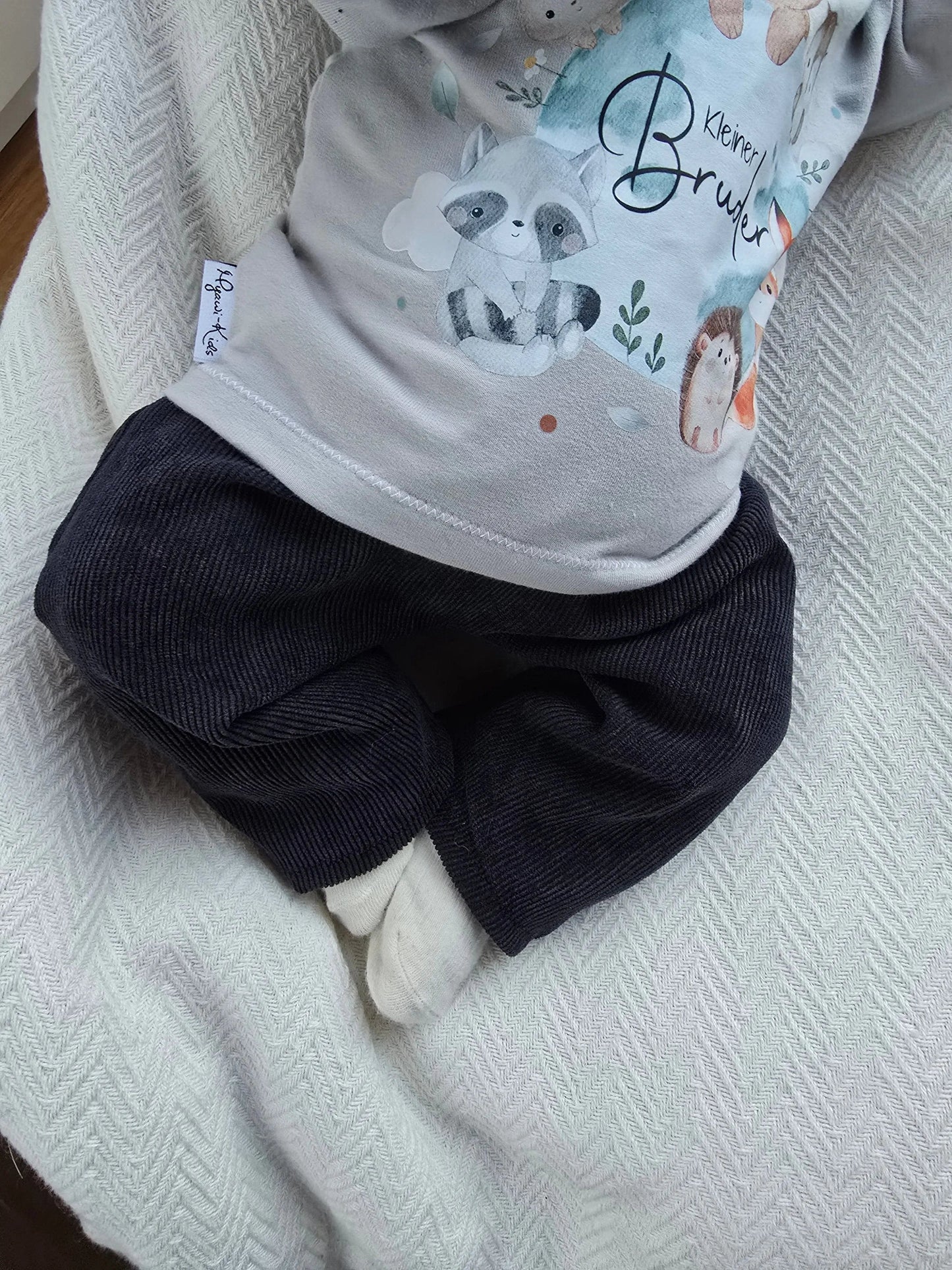 Personalisierte Baby Latzhose mit Namen, handgemacht in Bayern, individuelles Geschenk für Neugeborene, Größe 44-98.
