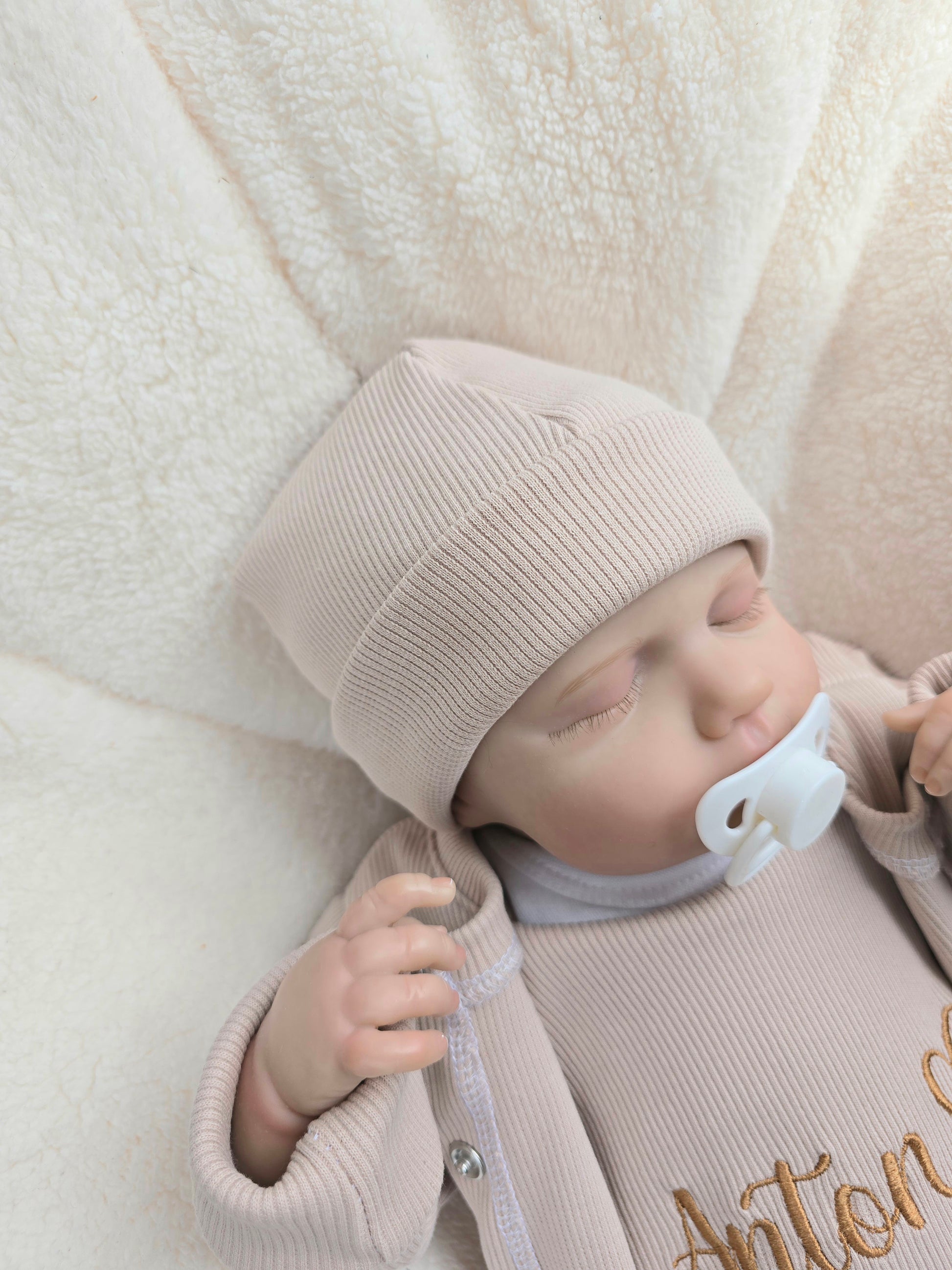 Babyset mit Namen – handmade Mütze, Strampler und Cardigan. In vielen wunderschönen Farben erhältlich.