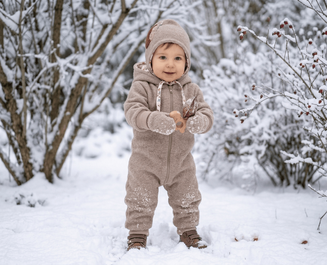 in Deutschland angefertigter Schneeanzug aus 100%Wolle, mit individueller Applikation auf dem Rücken.