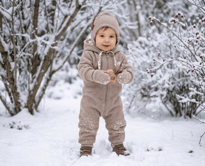 in Deutschland angefertigter Schneeanzug aus 100%Wolle, mit individueller Applikation auf dem Rücken.