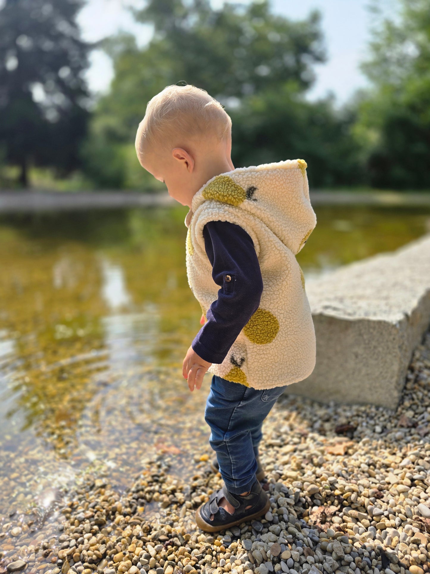 Weste aus einem flauschigem Teddystoff nach Wahl mit Kapuze und Reißverschluss. Gefüttert mit einem beigen Innenfutter.