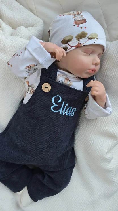Personalisierte Baby Latzhose mit Namen, handgemacht in Bayern, individuelles Geschenk für Neugeborene, Größe 44-98.