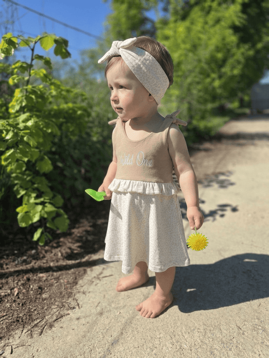 In Deutschland angefertigtes Kleid mit Leo Design und individueller Personalisierung.