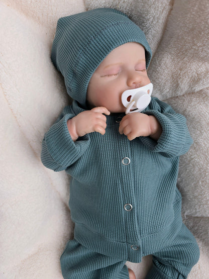 Latzhose mit Druckknöpfen und Cardigan aus weichem Waffelstoff – personalisiert mit Namen